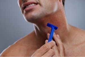 ¿Por qué no deberías afeitarte a contrapelo